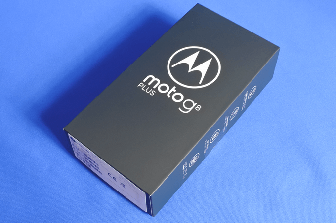 moto g8 plusのパッケージ箱